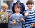 Bild: Nicole Koller
Die Vorschulkinder des Kindergartens St. Ursula sind nun stolze Besitzer eines Kinderpolizeiausweises, den ihnen Polizeihauptmeisterin Jutta Kiener (hinten) von der PI Sulzbach-Rosenberg überreichte.