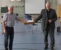 Bild: sck
Verbandsrat Eugen Eckert (links) nimmt ein Abschiedsgeschenk von Landrat Richard Reisinger entgegen.