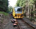 Bild: Staatliche Eisenbahnverwaltung Tschechiens (S·DC)/dpa 
Rettungskräfte inspizieren am Unglücksort die Züge, die miteinander kollidiert sind.
