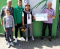 Bild: gil
Ulrich und Beate Dura-Kempf übergeben zusammen mit Großnichte Ida und Großneffe Emil den Spendenscheck an Vorsitzemden Franz Bäumler.