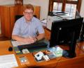 Bild: Karl Schwemmer
Bernhard Köller hat zum 1. Mai 2020 das Amtszimmer im Königsteiner Rathaus, dem traditionellen Rothgerberhaus, seinem Amts-sitz als ehrenamtlicher Bürgermeister der Marktgemeinde Königstein, bezogen und sich an seine Arbeitstätte gewöhnt.
