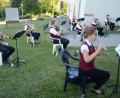 Bild: swo
Trotz der jeweils zwei Meter Abstand gelingt es den Gebenbacher Musikern, eine beeindruckende Vorstellung abzuliefern. Der große Zwischenraum ist auch der Grund dafür, dass nur etwa ein Viertel der Truppe auf das Foto passt.