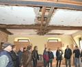 Bild: Petra Hartl
Eisenträger stabilisieren die bis dato federnden Decken im Roten Schulhaus, dem ehemaligen und zukünftigen Domizil der städtischen Kita St. Joseph, erläutert Planer Ulrich Greiner (Sechster von rechts) dem Bauausschuss.