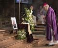 Bild: Uwe Moosburger/Bistum Regensburg
Bischof Rudolf Voderholzer steht vor einem Foto des verstorbenen Domkapellmeisters Georg Ratzinger beim Pontifikalrequiem im Dom St. Peter. Der ältere Bruder des emeritierten Papstes Benedikt XVI. war am vergangenen Mittwoch im Alter von 96 Jahren gestorben.