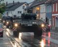 Bild: hbe
Die Kolonne der Puma-Schützenpanzer vom Panzergrenadierbataillon 122 aus Oberviechtach (Kreis Schwandorf) rollt am Montagmorgen durch Schnaittenbach (Kreis Amberg Sulzbach).
