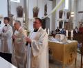 Bild: Albert Sollfrank/exb
Bild 022 zeigt links am Altar Pfarrer Alois Albersdörfer und rechts am Ambo Pfarrer Markus Bruckner bei seiner Dankesrede