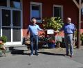 Bild: gi
Bäckermeister Alois Meier (links) feiert seinen 70. Geburtstag. Statt einer Geburtstagsfeier spendet er 2000 Euro für die Kinderkrebshilfe. Den Betrag überreicht er an den Vorsitzenden der Kinderkrebshilfe in der Region Oberpfalz Nord, Herbert Putzer (rechts).