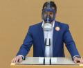 Bild: Bayerischer Landtag/dpa 
Der Screenshot aus einem Video zeigt den AfD-Abgeordneten Stefan Löw mit einer Gasmaske am Rednerpult im Bayerischen Landtag.