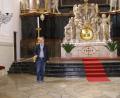 Bild: pz
Stadtpfarrer Thomas Vogl (links) und Kirchenmusikdirektor Andreas Sagstetter halten vorm Hochaltar in der Basilika jeweils an den Enden einen Zwei-Meter-Stab. So viel Abstand müssen die Chorsänger voneinander einhalten.