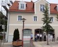 Bild: Lowak
Das Gebäude am Stadtplatz 1 wird mit Hilfe der Städtebauförderung saniert. Matthias (Dritter von links) und Stephanie Eigner (mit Töchterchen Linda) sind die ersten, die in Windischeschenbach von dem Programm profitieren.