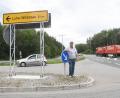 Bild: Gabi Schönberger
Bürgermeister Martin Schregelmann gibt die Richtung vor. Dort, wo links hinter ihm noch Bäume stehen, soll ein neues Gewebegebiet entstehen. Unter anderem soll dort eine Tankstelle eröffnen.