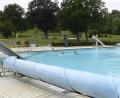 Bild: Petra Hartl
Das Nichtschwimmerareal soll in zwei Becken getrennt werden: Ein Aquafit- und ein Lehrschwimmbecken. So können zwei Gruppen gleichzeitig die Becken nutzen. Links im Hintergrund soll künftig ein Rutschenhügel mit einer Turbo-Slide-, einer Röhren- und einer Breitwellenrutsche stehen. Dies soll das Bad besonders für die Jugend noch attraktiver machen.
