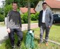 Bild: bey
Olivgrün sind die Bewässerungssäcke, die der Markt Luhe-Wildenau für die Bäume und Sträucher vorrangig am Marktplatz in Luhe, aber auch in den Hauptstraße in Oberwildenau und Neudorf anschafft. Damit will der Markt dem "Hitzestress" der Bäume entgegenwirken, sagte Bürgermeister Sebastian Hartl bei der Vorstellung der Errungenschaft gemeimsam mit Bauhofleiter Stephan Gloßner.