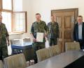 Bild: Susanne Schwab/exb
Oberbürgermeister Michael Cerny, Oberstleutnant Thorsten Klapp (von rechts) sowie Stephan Koller als Leiter des Kreisverbindungskommandos (links) mit dem frisch gebackenen Hauptmann der Reserve Franz Anton Sertl.