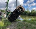 Bild: Polizei
Den weißen Renault Alpine barg ein Schwimmkran aus dem Main-Donau-Kanal. Die Wasserschutzpolizei Bamberg hat die Ermittlungen aufgenommen.