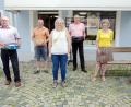 Bild: gac
Den Anfang der Aktion in Sulzbach-Rosenberg macht die FDP mit einigen Brillen aus eigenen Schubladen. Von links Stadtrat Hans-Jürgen Reitzenstein, FDP-Geschäftsführer Christian Weiß, Sabine Neidl, Optiker Kurt von Klenck, Brigitte Munker und Stadtrat Martin Pöllath.