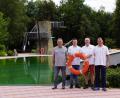 Bild: bkr
Gut vorbereitet auf eine Badesaison mit Auflagen ist das Naturerlebnisbad. Auf unserem Bild die männliche Crew, die für die Sicherheit der Badegäste sorgen wird: (von links) Günther Strobel, Daniel Müller, Siegfried Jaschke und Kai Wolf. Sie achten auch darauf, dass der Sprungturm (Hintergrund) wegen der Corona-Beschränkungen nicht benutzt wird.