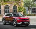 Bild: Mazda
Leute, die mit dem Auto zur Arbeit fahren, Pendler, die nicht weiter als etwa 60 Kilometer vom Arbeitsplatz weg wohnen und Fahrer, die viel in der Stadt unterwegs sind, sind die Zielgruppe für den vollelektrischen MX-30 von Mazda. Die ersten Bilder bei Oberpfalz-Medien.