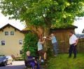 Bild: fvo
Vor kurzem wurde im Beisein von Bürgermeister Josef Beimler ein von der Familie Müller gestiftetes Gedenktäfelchen angebracht. Auf einer fein geschliffenen Granitplatte ist ein Schildchen angebracht mit der Aufschrift: "Friedensbaum. Gepflanzt 1871". Von links: Josef Müller, Christian Müller, Georg Schmidbauer und Bürgermeister Josef Beimler.