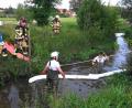 Bild: nic
Ölsperren setzten Helfer der Feuerwehr Tirschenreuth nach einer Verschmutzung der Waldnaab beim Fischhofpark.
