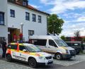 Bild: flm
Im Abstand von 1,5 Metern standen die Blutspender draußen und warteten, bis sie eingelassen wurden. Es bildete sich immer wieder eine Warteschlange vor der Stadthalle. Im Innenraum waren die Liegen des Blutspendedienstes stets belegt.