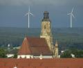 Bild: Houschka
Die Aussicht vom Klinikum auf St. Georg, flankiert von zwei Windrädern. Und links im Bild ist auch noch Maria Schnee, ein Kirchlein bei Atzlricht zu sehen.
