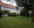 Bild: flt
Der August-Horn-Park soll einmal das Zentrum der sozialen Mitte sein. Das Haus der Gemeinde mit Arztpraxis und Apotheke (links), der evangelische Pfarrhof mit dem Gemeindesaal (rechts daneben im Hintergrund) und der neue Bürgertreff in der Blumenstraße 22 werden in die Ideenfindung mit eingeschlossen.