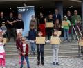 Bild: wro
Ohne Preis ging keiner der jungen Künstler nach Hause. Als Juroren arbeiteten Inge Dick, Thomas Plank und Karl Georg Haubelt (rechts neben dem Roll-Up, von links). Die Preisverleihung leitete CSU-Ortsvorsitzender Michael Dutz (oben, Zweiter von links).