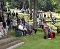 Bild: kro
Zum ersten Mal zelebrierte Stadtpfarrer Konrad Amschl (rechts) das Bergfest an der Bärnauer Steinbergkirche. Für den Freiluftgottesdienst hatten die Gläubigen zum Teil eigene Klappstühle dabei.