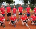 Bild: kro
Die 1. Herrenmannschaft (stehend) des TC Tirschenreuth spielt mit einer Sechser-Mannschaft in der Bezirksklasse II, während die 2. Herrenmannschaft (hockend) in der Kreisklasse I antritt.