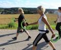 Bild: dwi
Ringe schwingend geht es Richtung Haidweiher: Kursleiterin und Gesundheitsexpertin Petra Jäger gibt Tipps rund um den Smovey-Walk.