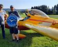 Bild: gdö
Ausbildungsleiter Markus Klemm (links) gratuliert dem gelehrigen Flugschüler Patrick Will aus Wiesau vor dem neuen Motorsegler D-KBCD.
