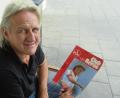 Bild: mr
Norbert Wagner mit einem Club-Magazin von 1984. Damals wurde der junge Oberpfälzer den Fans vorgestellt. 	Bild: mr
