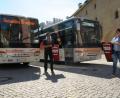 Bild: Martina Beierl/exb
Nicole Sahr und Willi Preuß chauffierten ihre Gäste sicher durch die Corona-Krise. Dafür gab es als kleines Dankeschön – stellvertretend für alle Bus- und Bahnfahrer im Landkreis – ein Ehrentrikot vom Club.