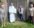 Bild: do
Vor dem Portal der Barbaraberg-Kapelle überreichen Stiftungsvorsitzender Georg Girisch (von rechts) sowie die Vorstandsmitglieder Michael Menner und Ludwig König (von links) an Pater Benedikt Schuster den symbolischen Spendenscheck.