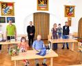 Bild: fjo
Figem und Philipp Harsch ehrt Bürgermeister Andreas Wutzlhofer mit Familie Kahriger (stehend, von links) ebenso wie Peter und Angelika Böhme sowie Günter und Ingrid Quosdorf (sitzend, von rechts).