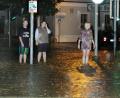 Bild: exb
Die Raigeringer Dorfmitte am 28. August 2002: Die Einheimischen stehen im knöcheltiefen Wasser. An anderen Stellen ist es teilweise noch dramatischer.