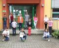 Bild: Josef Böhm
Um die Abstandsregeln einzuhalten konnte nur die vierte Klasse der Grundschule Niedermurach bei der Übergabe der Urkunde dabei sein. Für das Foto durften alle kurz die Masken abnehmen. Den Einsatz der Schüler lobten (von links) Zahnarzt Stefan Gollwitzer, Rektorin Ortrud Sperl sowie (hinten an der Eingangstüre) die Klassenleiter Fiona Hauser-Kroner und Stefan Schultes.