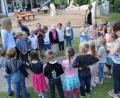 Bild: fks
Gespannt lauschten die Vorschulkinder ihren Erzieherinnen. Gleich fiel nämlich der Startschuss zur spannenden Suche des Piratenschatzes..