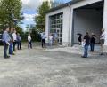 Bild: Eichl
Feuerwehrkommandant Felix Müller (Zweiter von rechts) informiert den Bauausschuss im Beisein seines Stellvertreters Harald Träger (Vierter von rechts) über den Baufortschritt des Gerätehaus-Neubaus.