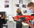 Bild: Gabriele Schönberger
Kritischer Blick aufs eigene Werk: Die Auszubildenden Nevio Bayer (von links), Julia Helgert und Julian Beierl bauen an der Europa-Berufsschule in Weiden mit Teilen aus einem 3-D-Drucker eine Drohne.