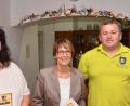 Bild: fjo
Vorsitzender Armin Bauer würdigt den Einsatz von Margit Kirzinger und Kerstin Wilka-Dierl (von rechts) für das neue Vereinsareal inmitten des neuen Waidhauser "Dufthangs".