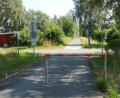 Bild: lnz
An der Kreuzung der Straße im Bereich „Wehrpoint“ mit dem Radweg aus Richtung Wiesauer Knoten kommt es laut Johannes Schaumberger immer wieder zu gefährlichen Situationen zwischen Autos und Radfahrern. Vorhanden ist nur noch eine einzige Barriere.