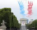 Bild: Ludovic Marin
Alpha-Jets der Kunstflugstaffel der französischen Luftwaffe versprühen die Farben der französischen Nationalflagge über dem Arc de Triomphe. Die traditionelle Militärparade auf der Prachtstraße Champs-Élysées fällt wegen der Corona-Krise aus.