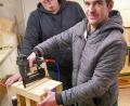 Bild: Regens Wagner
Ob Stapelkisten oder Herzen mit Gravur – in der Schreinerei entstehen dekorative Holzprodukte. Von links: Joachim Regn, Bereichsleiter Garten, Sebastian Blendinger, Wohngruppe Notburga.