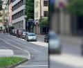 Bild: Peter Klein
Einer fängt an, und ruckzuck stehen bis zu sechs Fahrzeug auf der weiß markierten Fahrbahn zwischen Dr.-Pfleger- und Sedanstraße. Doch das ist verboten.