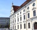 Bild: tk
Die Absolventen des Max-Reger-Gymnasiums (hinten) erhalten ihre Zeugnisse am Freitag nicht im Kongregationssaal (rechts), sondern im Kongresszentrum.