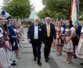 Bild: gsb
Festleiter Reinhold Zapf und Stadtrat Bernhard Knauer (von links) gehen durch das Ehrenspalier von Festdamen und Bürgerwehr zum Festkommers in der Stadthalle.