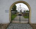 Bild: bk
Der Simultan-Friedhof in Kaltenbrunn hat einen erneuerten Eingangsbereich erhalten. Das Pflaster ist jetzt wieder leichter begehbar.
