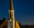 Bild: Norbert Vetter/exb
Der Komet Neowise über der Kemnather Stadtpfarrkirche: Norbert Vetter von den Fotofreunden Eschenbach-Grafenwöhr hielt den Schweifstern im Bild fest.